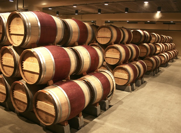 Vì sao rượu vang thường bảo quản trong thùng gỗ sồi?